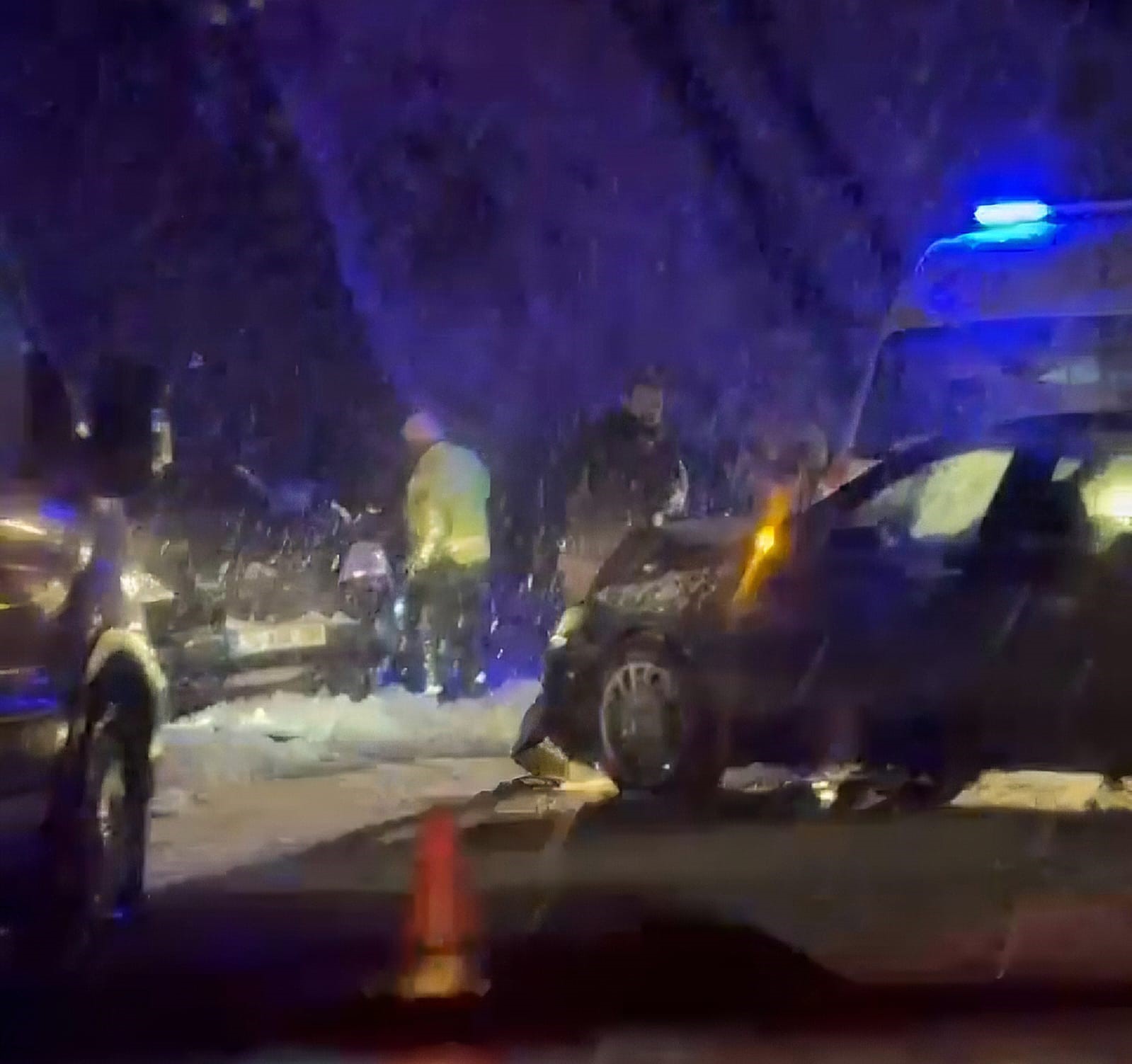 Karlı yolda kayan otomobil karşı şeritten gelen araçla çarpıştı: 6 yaralı
