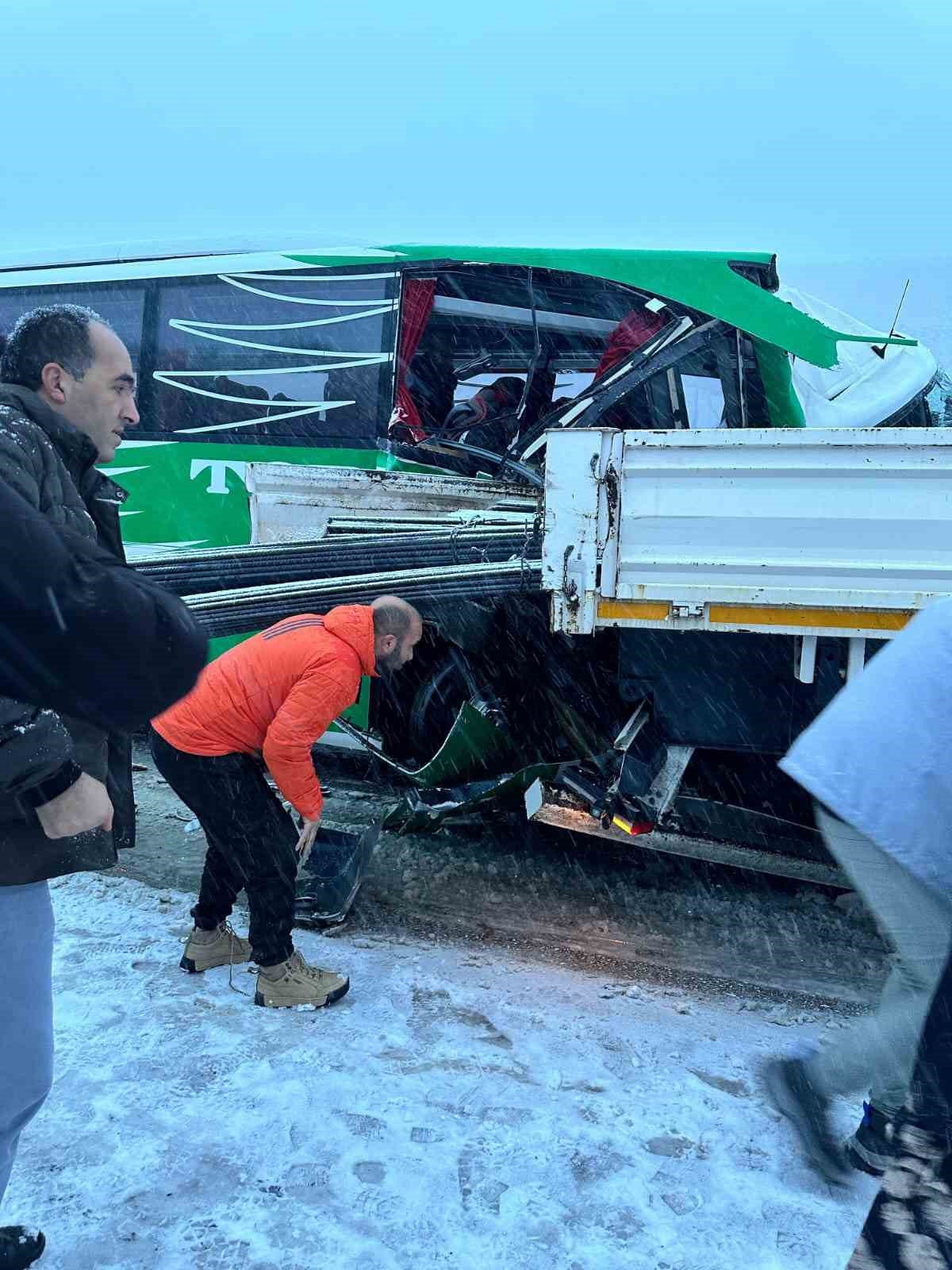 Karlı yolda kayan yolcu otobüsü tıra çarptı: 7 yaralı
