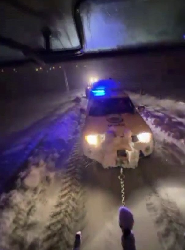 Karlı yolda mahsur kalan ekiplerin yardımına köylüler yetişti
