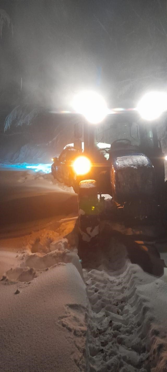 Karlı yolda mahsur kalan iki kişi kurtarıldı
