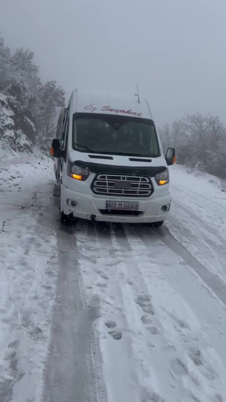 Karlı yolda mahsur kalan öğrencilerin yardımına AFAD ekibi yetişti
