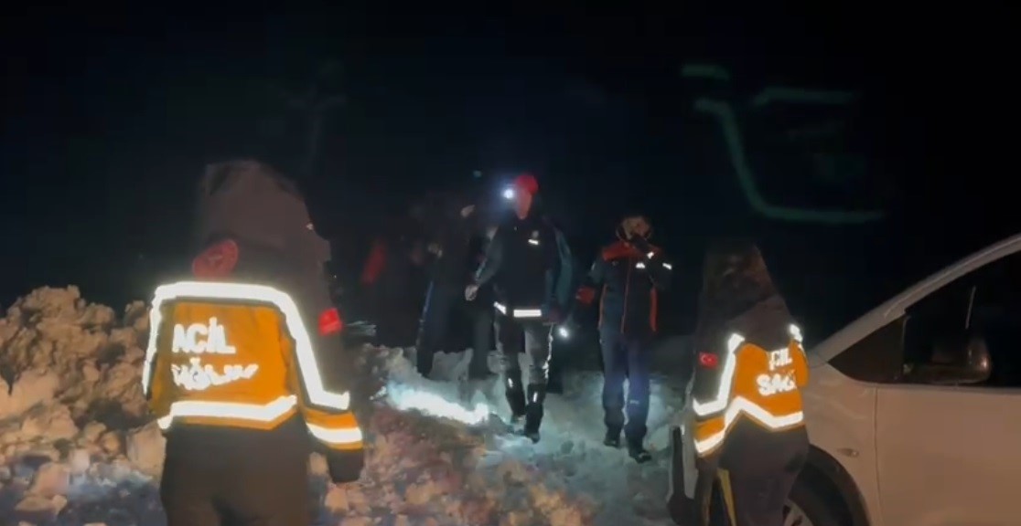 Karlı yollar aşıldı, hasta hastaneye ulaştırıldı
