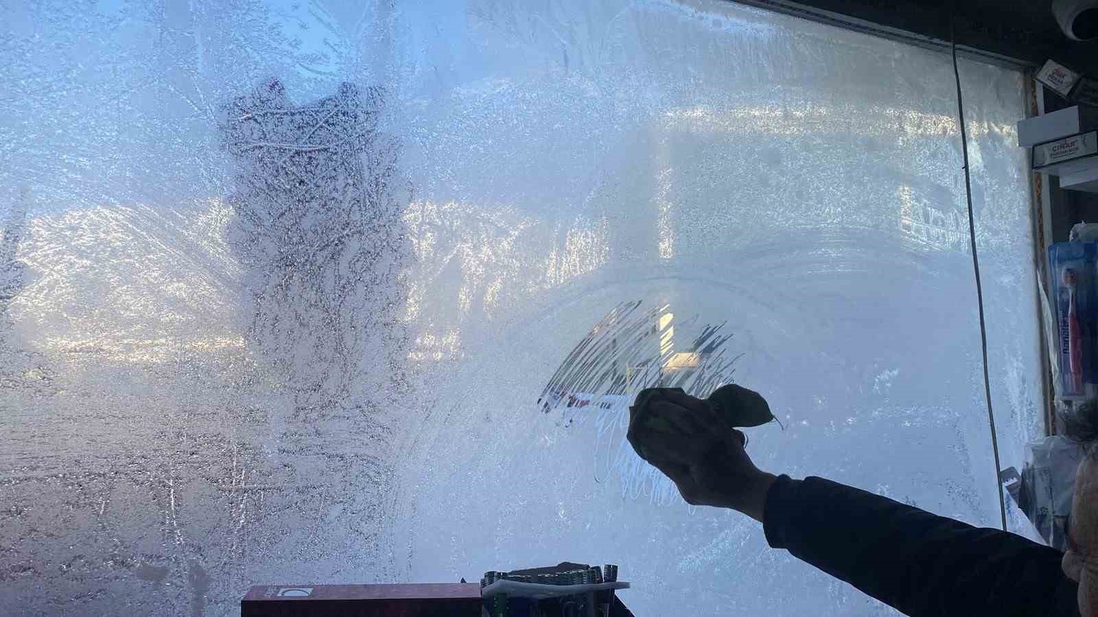 Karlıova buz tuttu: Yetişkinler cefasını, çocuklar ise sefasını sürdü
