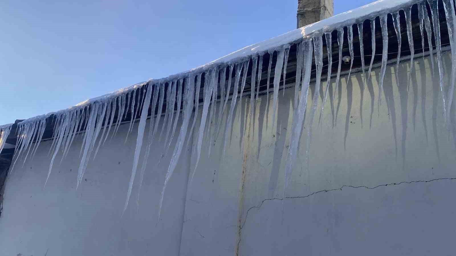 Karlıova buz tuttu: Yetişkinler cefasını, çocuklar ise sefasını sürdü
