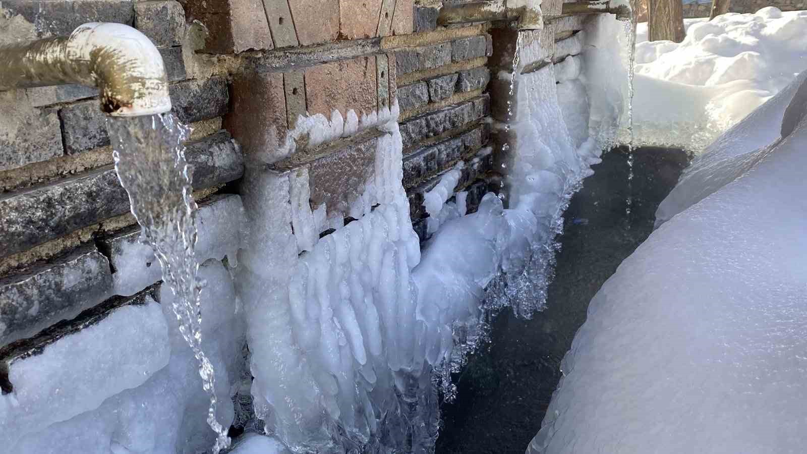 Karlıova buz tuttu: Yetişkinler cefasını, çocuklar ise sefasını sürdü
