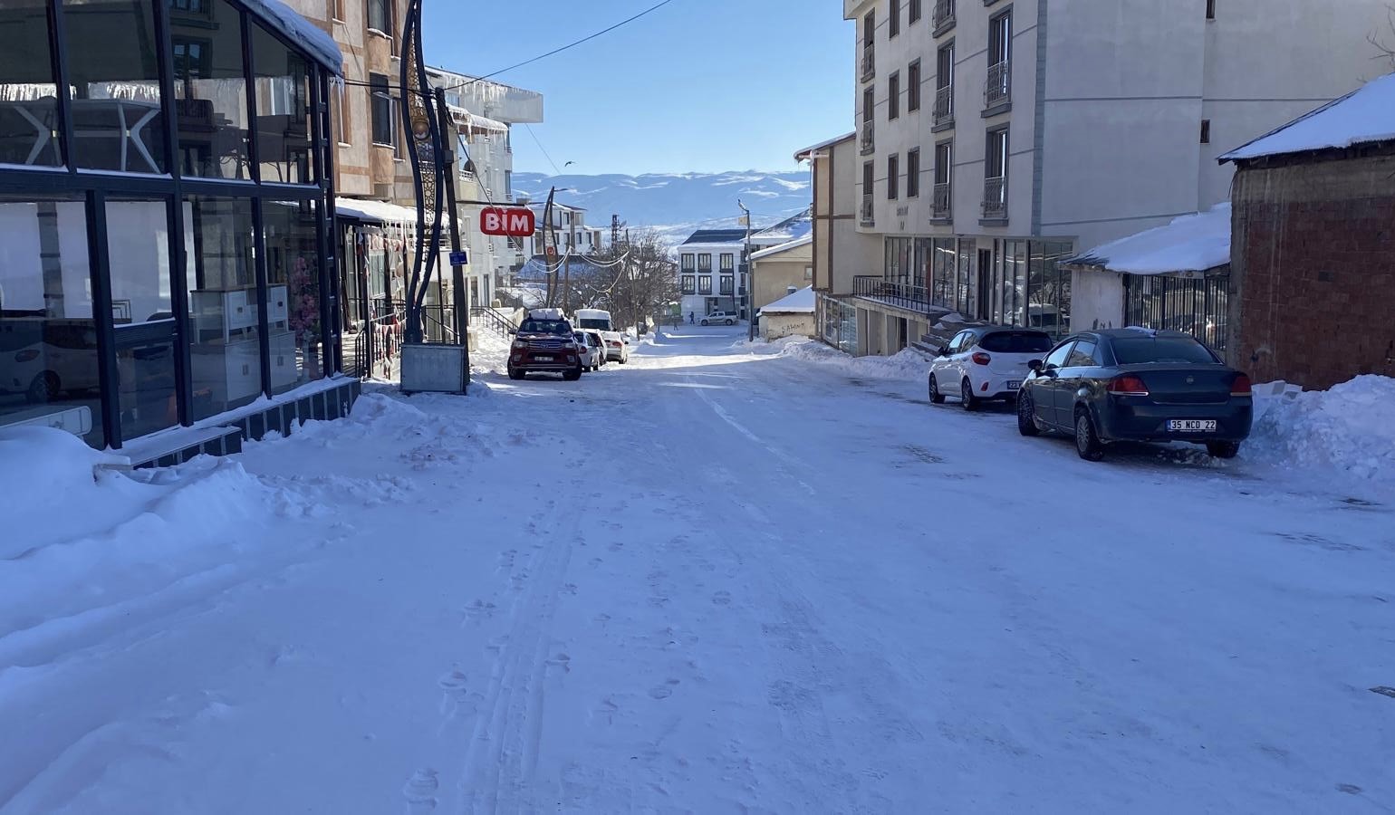 Karlıova buz tuttu: Yetişkinler cefasını, çocuklar ise sefasını sürdü
