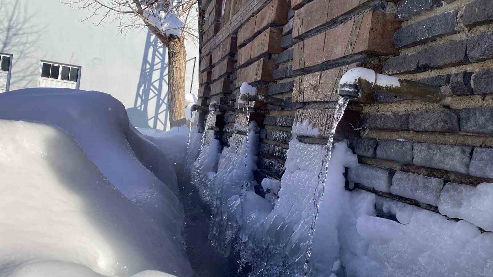 Karlıova buz tuttu: Yetişkinler cefasını, çocuklar ise sefasını sürdü
