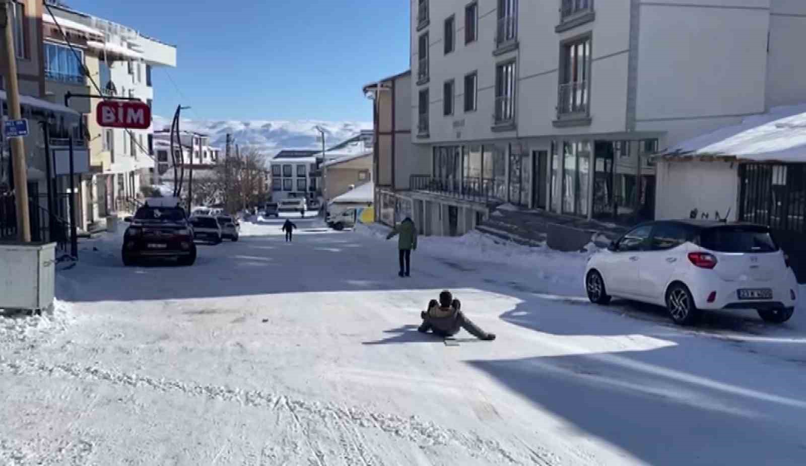 Karlıova buz tuttu: Yetişkinler cefasını, çocuklar ise sefasını sürdü
