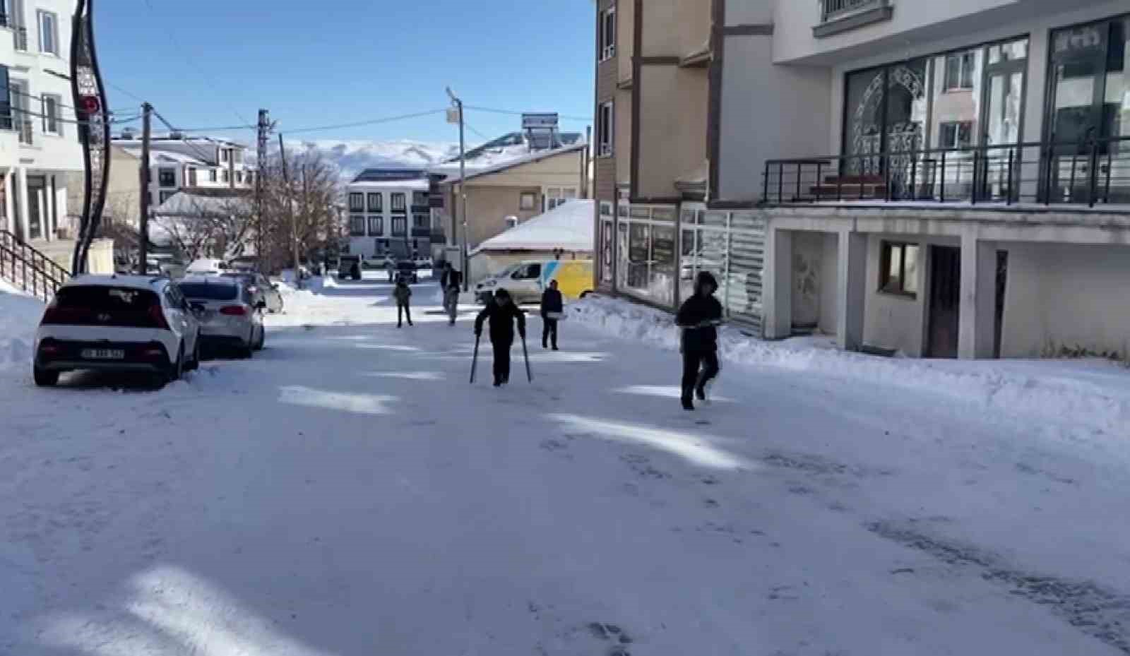 Karlıova buz tuttu: Yetişkinler cefasını, çocuklar ise sefasını sürdü
