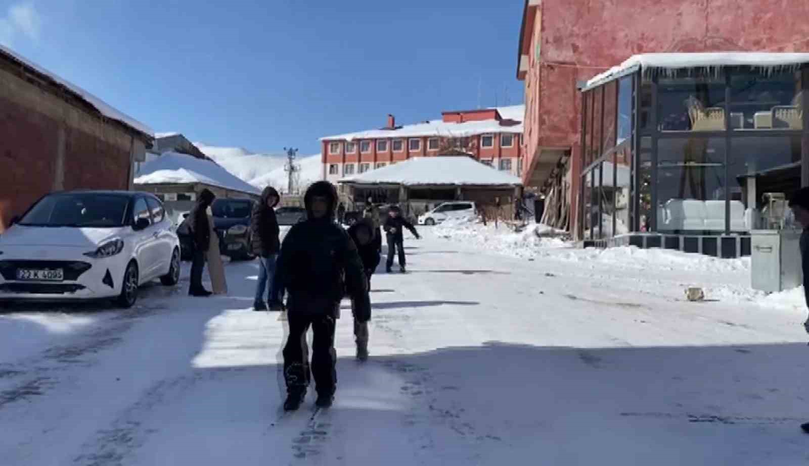 Karlıova buz tuttu: Yetişkinler cefasını, çocuklar ise sefasını sürdü
