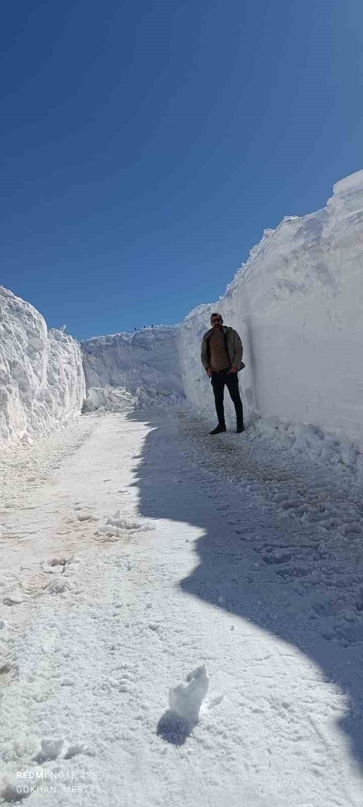 Karlıova’da 2 metreyi aşan karla mücadele
