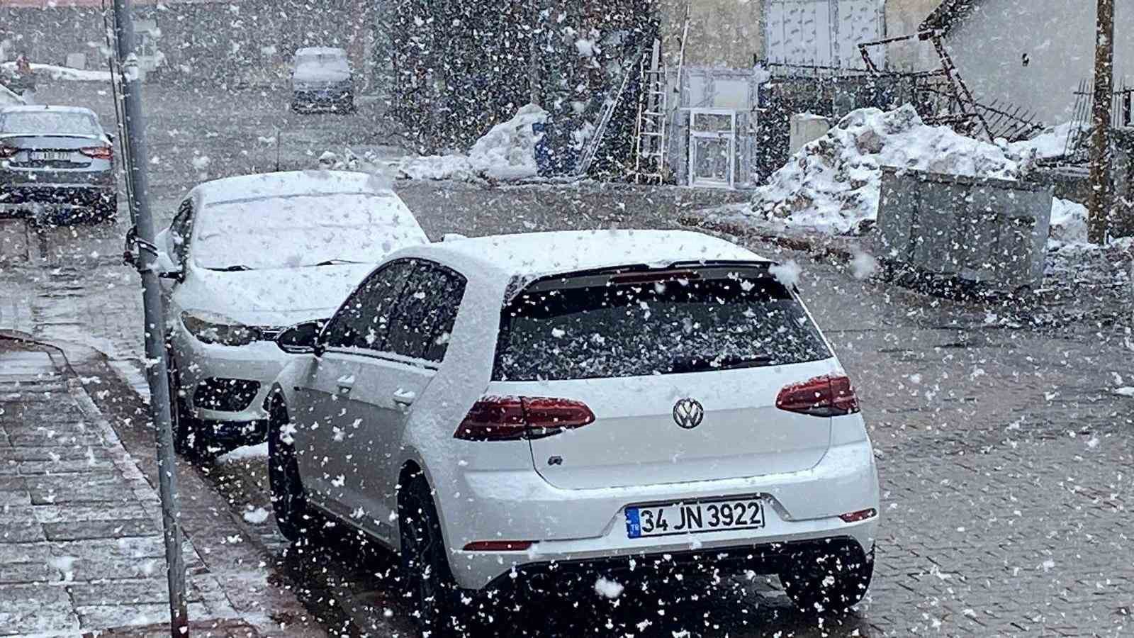 Karlıova’da kar etkili oldu
