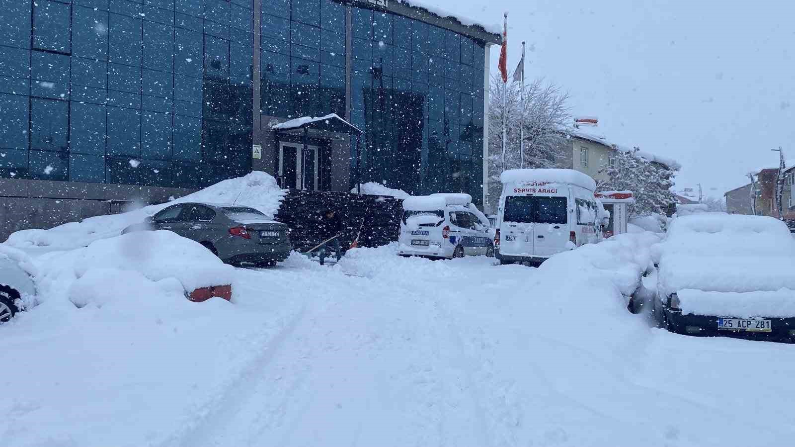 Karlıova’da kar kalınlığı 30 santime ulaştı
