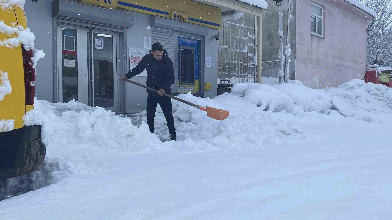 Karlıova’da kar kalınlığı 30 santime ulaştı
