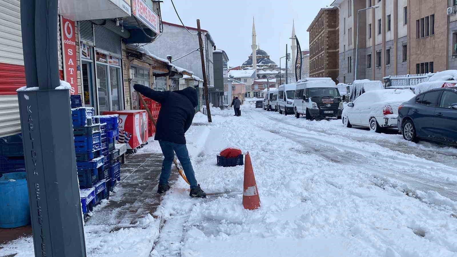 Karlıova’da kar yağışı etkisini sürdürüyor
