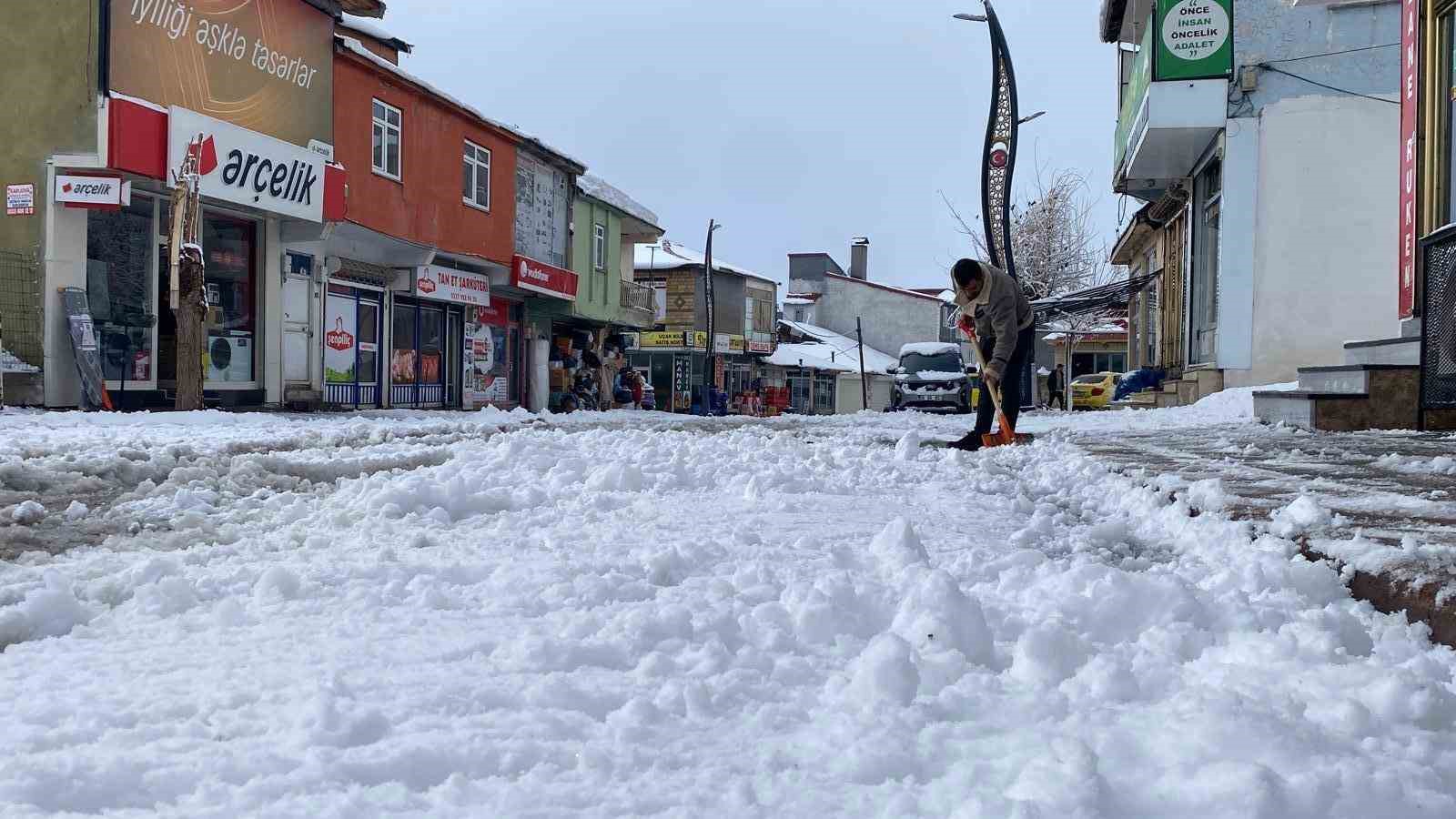 Karlıova’da kar yağışı etkisini sürdürüyor
