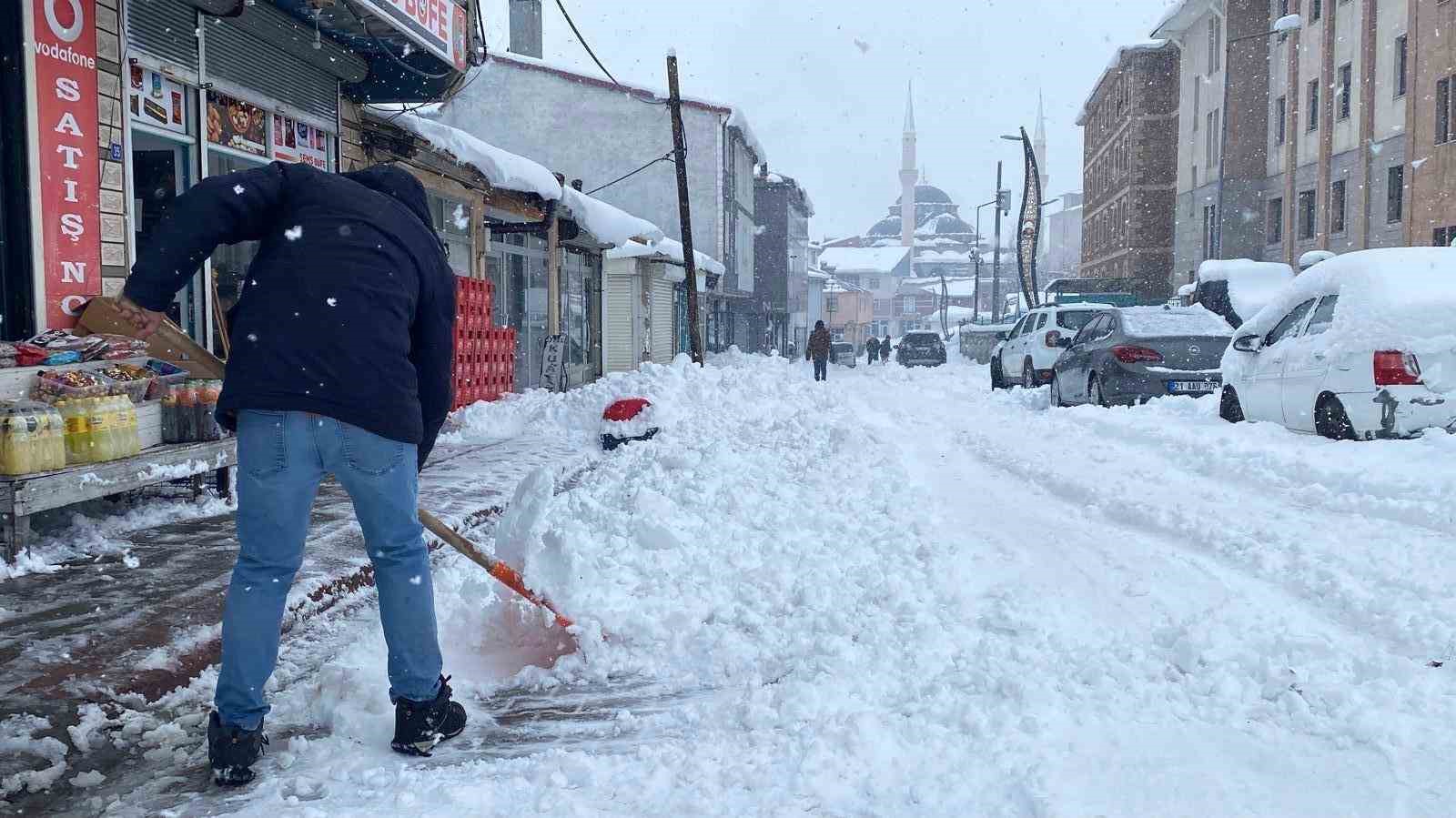 Karlıova’da kar yağışı yeniden etkili oldu
