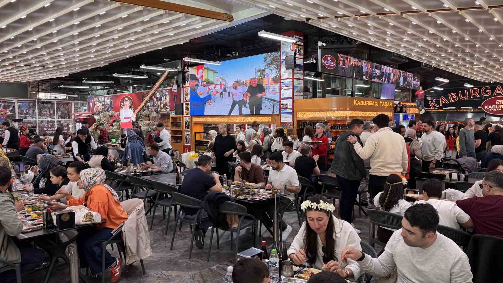 Karnaval esnafın yüzünü güldürdü, kebapçılar doldu taştı
