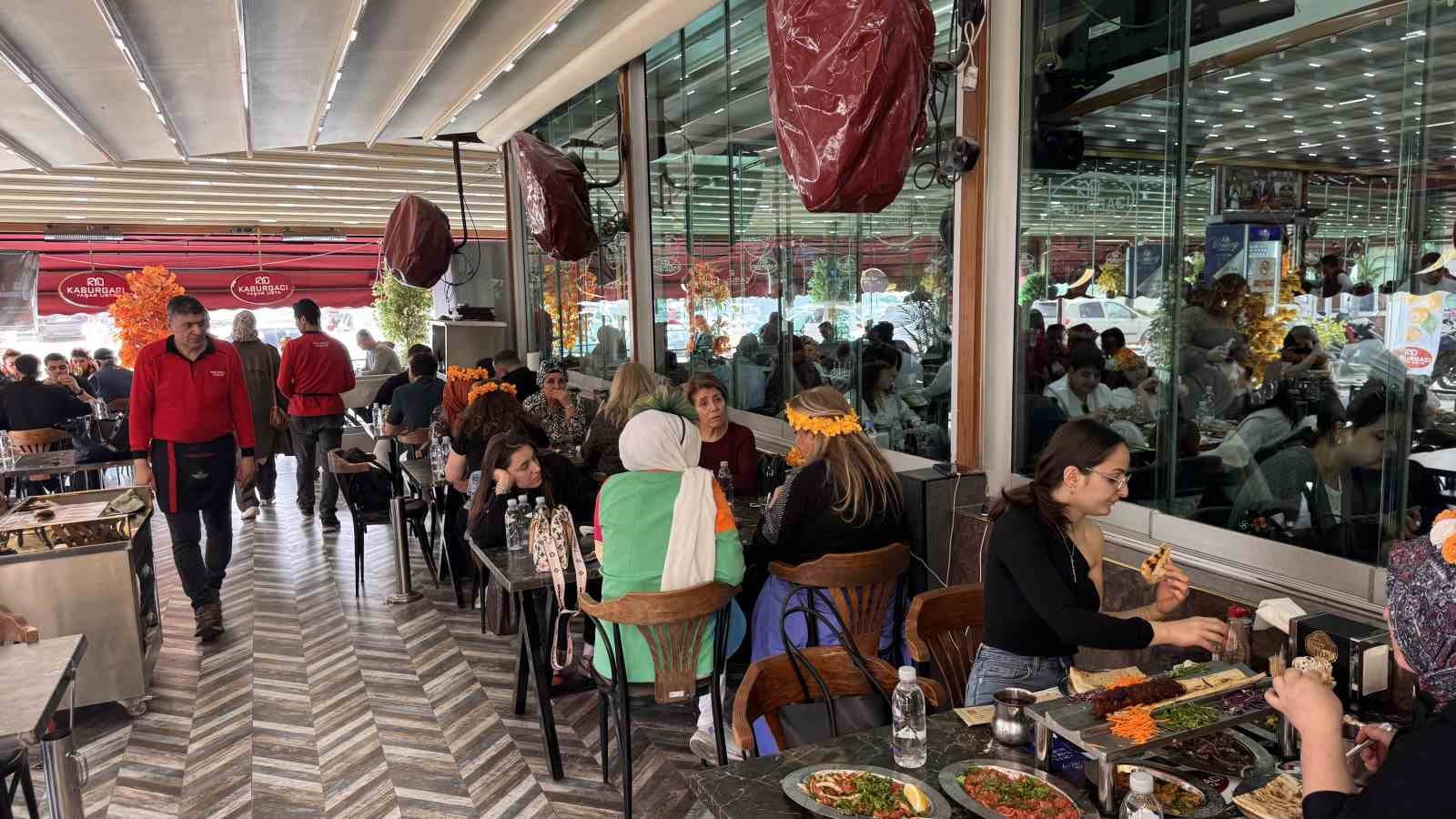 Karnaval esnafın yüzünü güldürdü, kebapçılar doldu taştı
