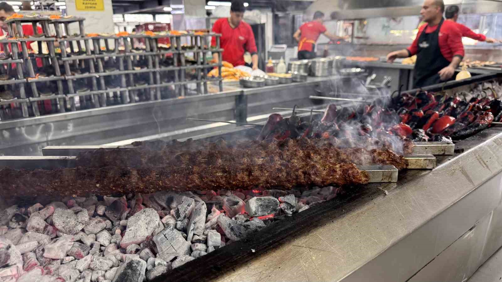 Karnaval esnafın yüzünü güldürdü, kebapçılar doldu taştı
