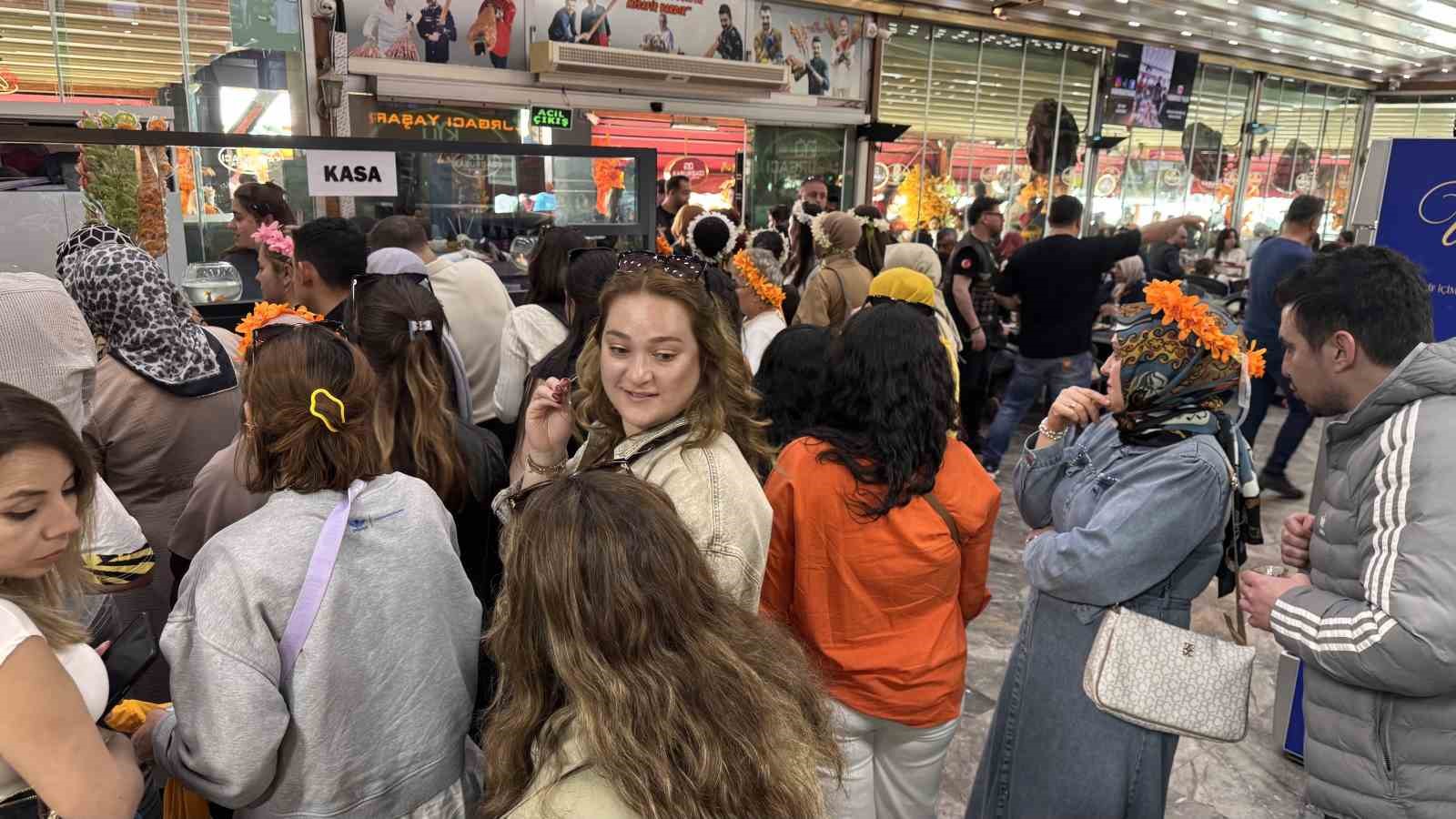 Karnaval esnafın yüzünü güldürdü, kebapçılar doldu taştı
