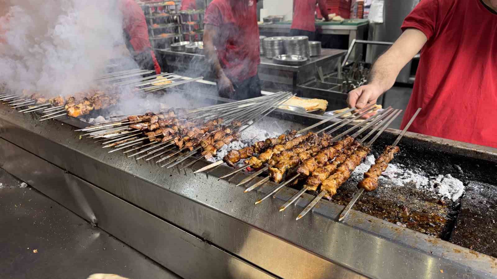 Karnaval esnafın yüzünü güldürdü, kebapçılar doldu taştı
