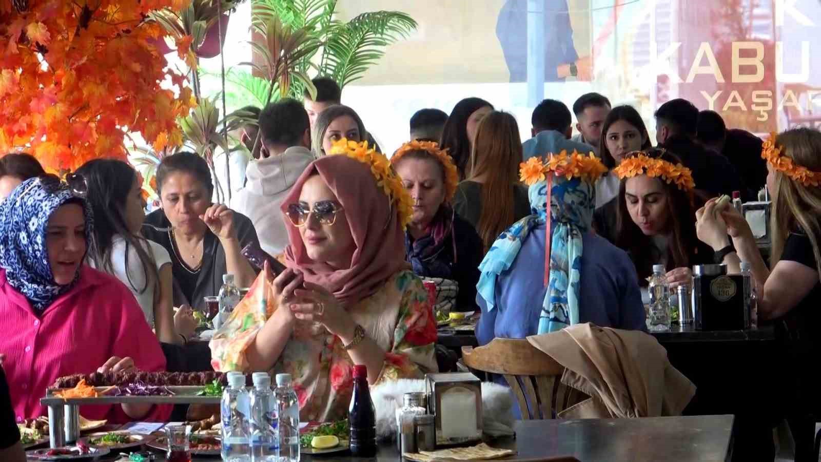 Karnaval esnafın yüzünü güldürdü, kebapçılar doldu taştı
