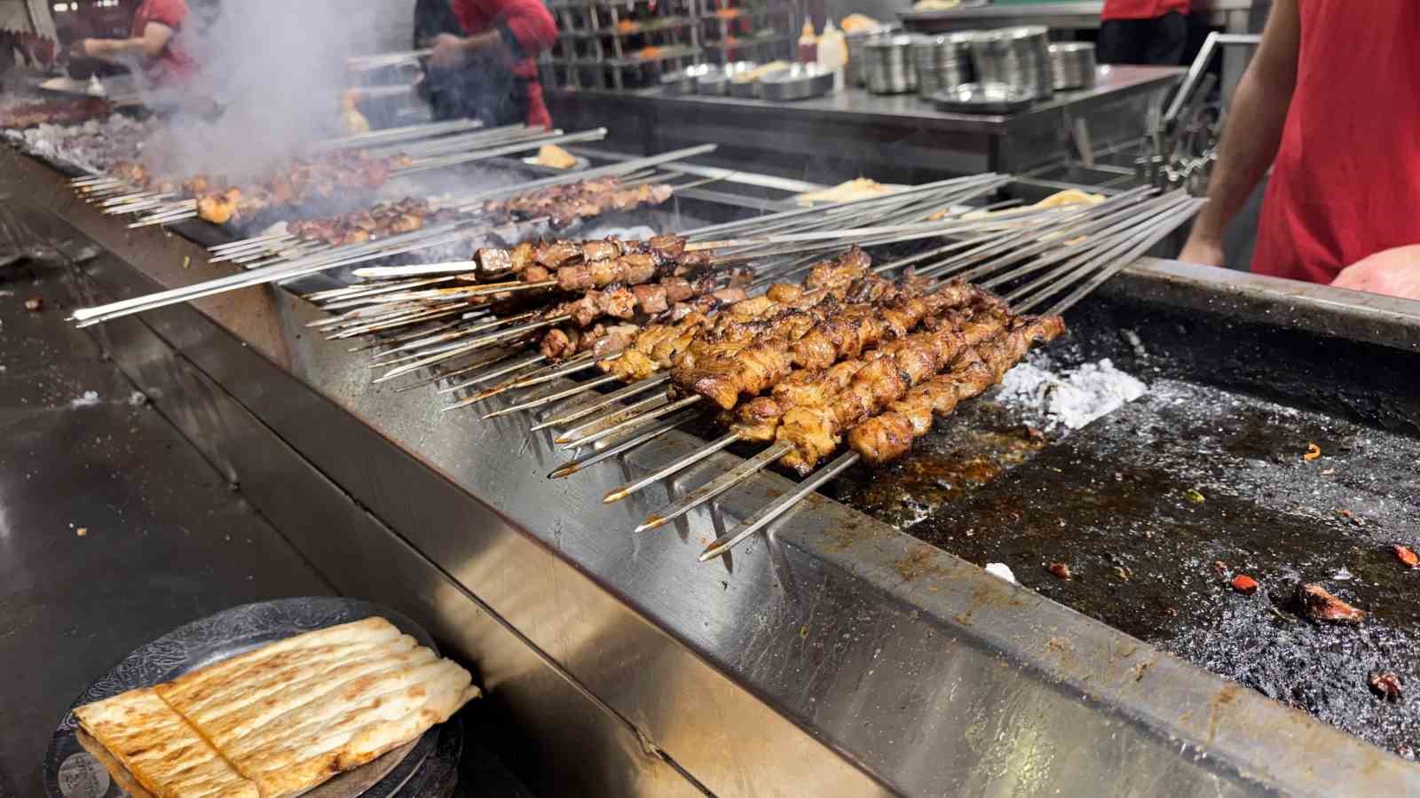 Karnaval esnafın yüzünü güldürdü, kebapçılar doldu taştı
