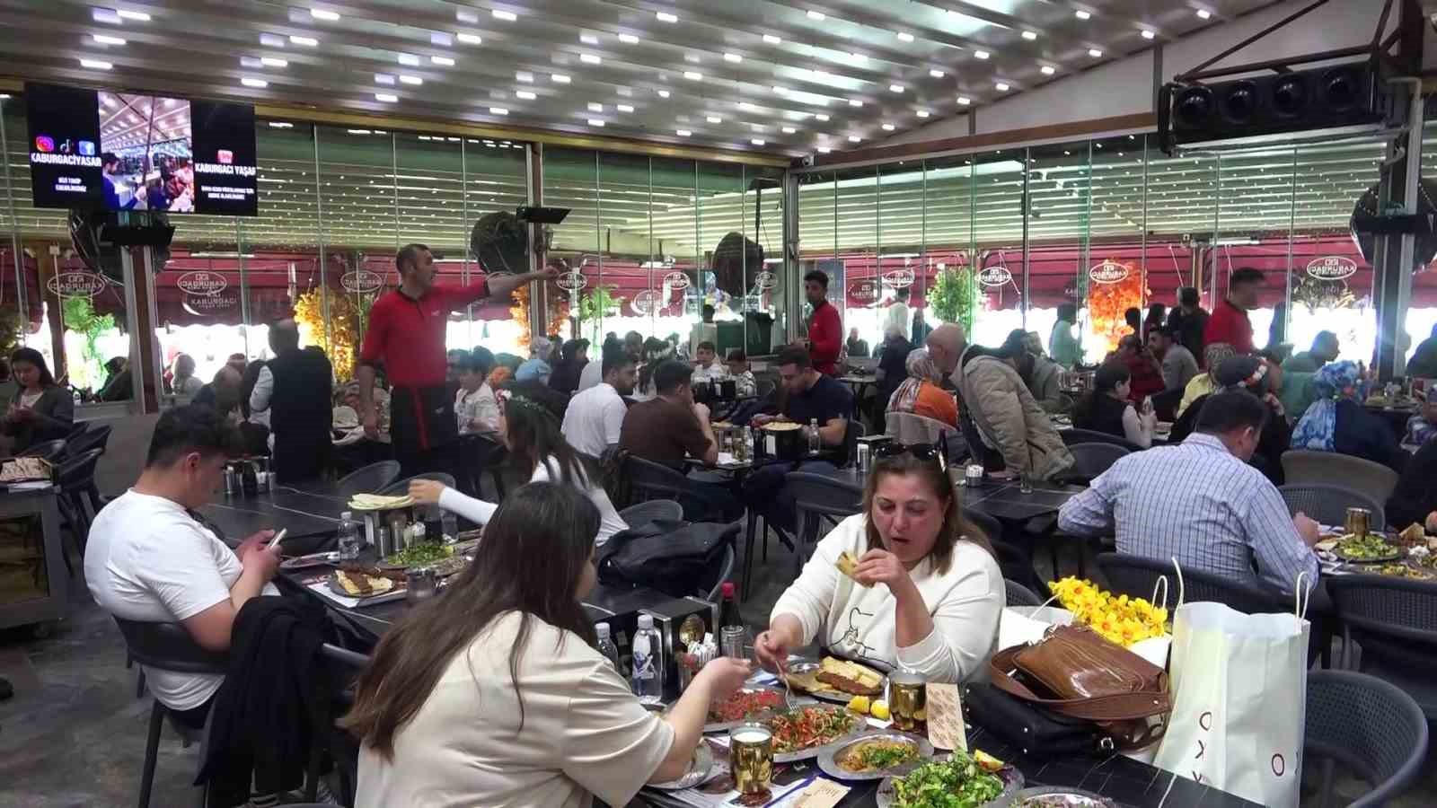 Karnaval esnafın yüzünü güldürdü, kebapçılar doldu taştı
