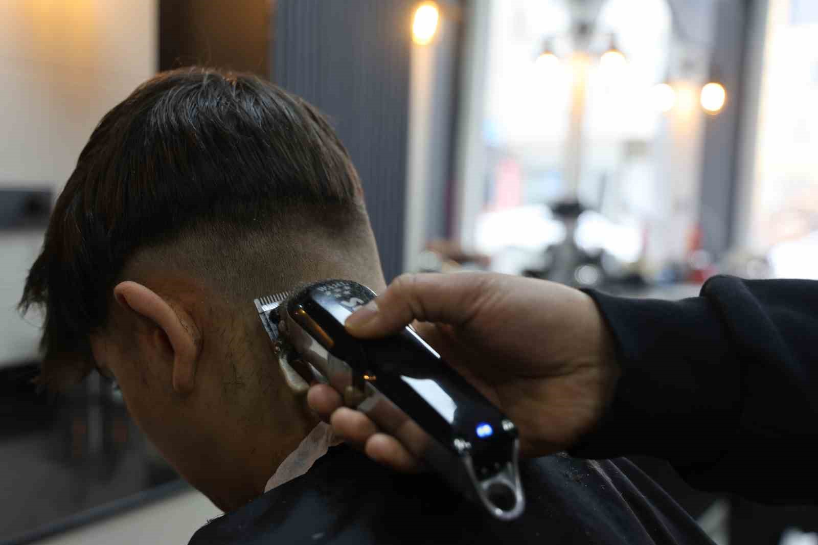 Karne günü başarının adresi bu kez okul değil, kuaför oldu
