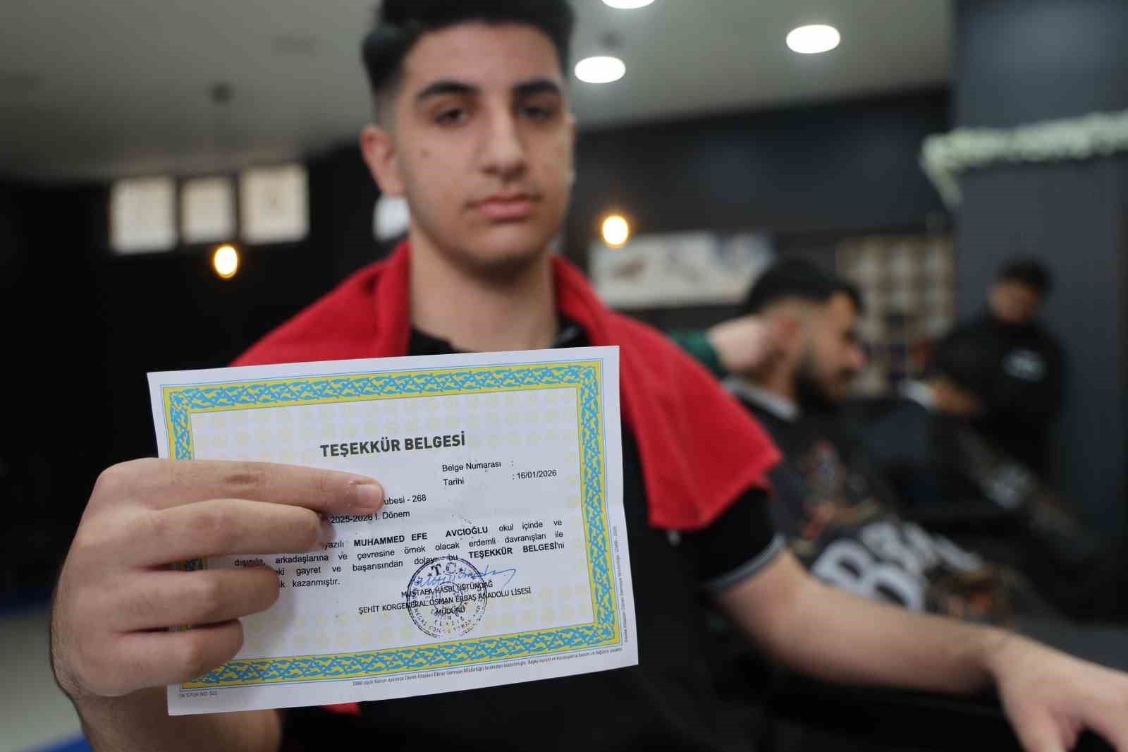 Karne günü başarının adresi bu kez okul değil, kuaför oldu
