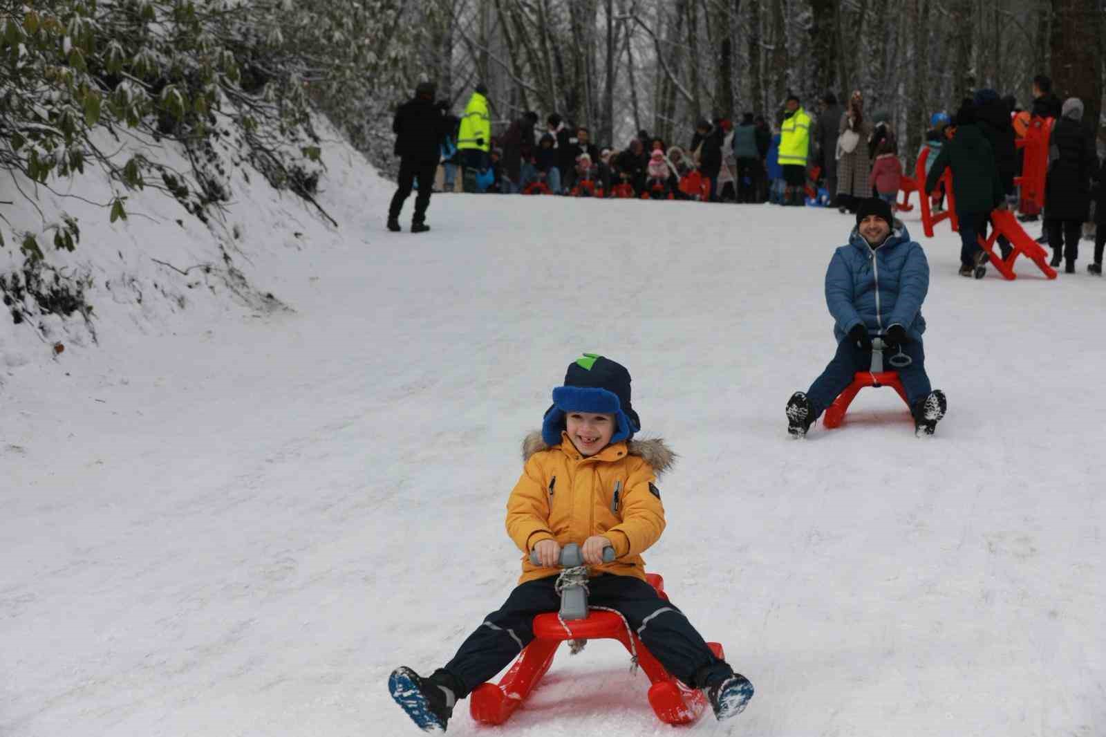 Karne hediyesi kar eğlencesi: Aktepe’de 7’den 70’e kızak şöleni
