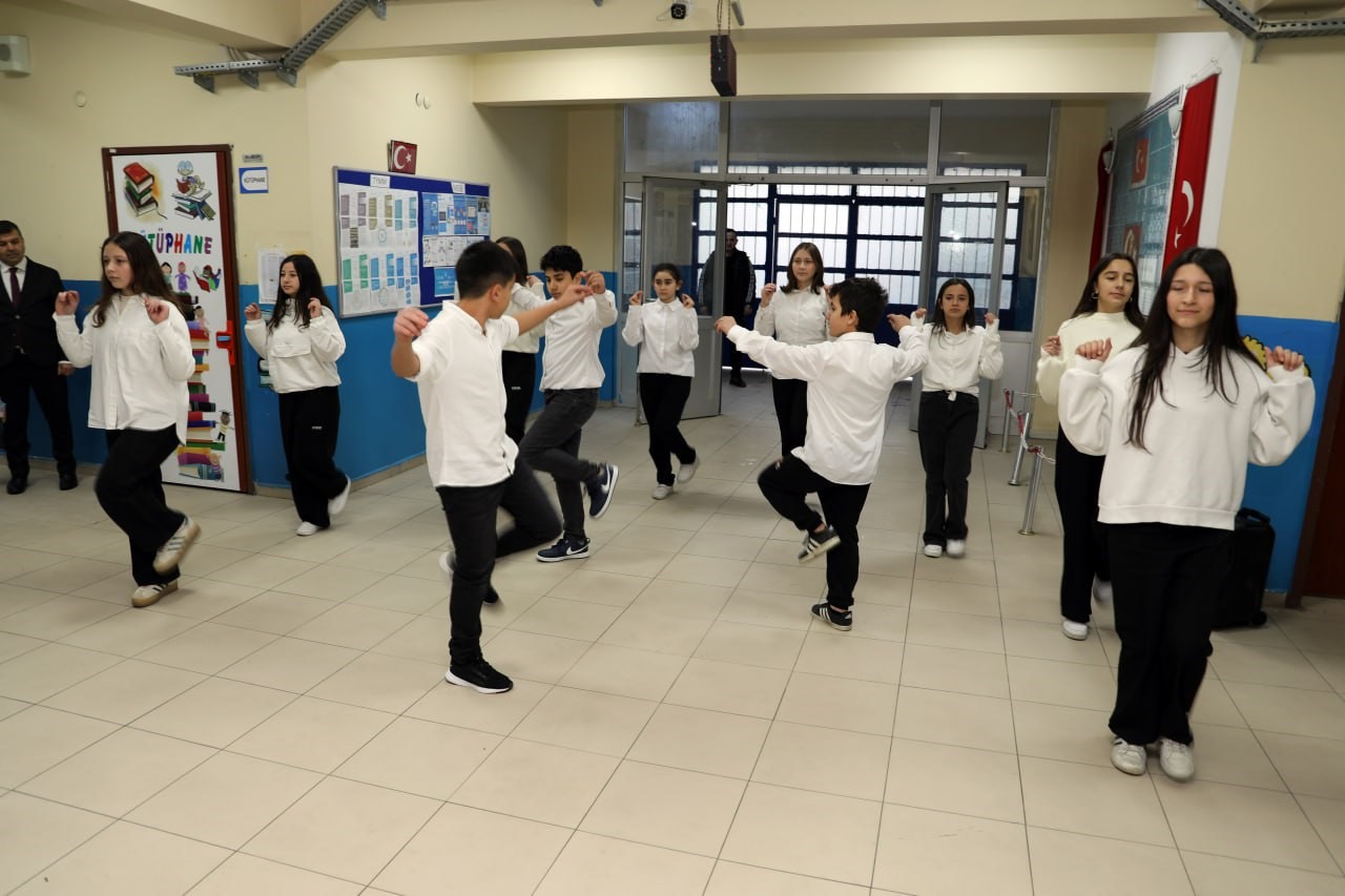 Karneler alındı, tatil zili çaldı: Karasu’da 12 bin öğrenci karne sevinci yaşadı
