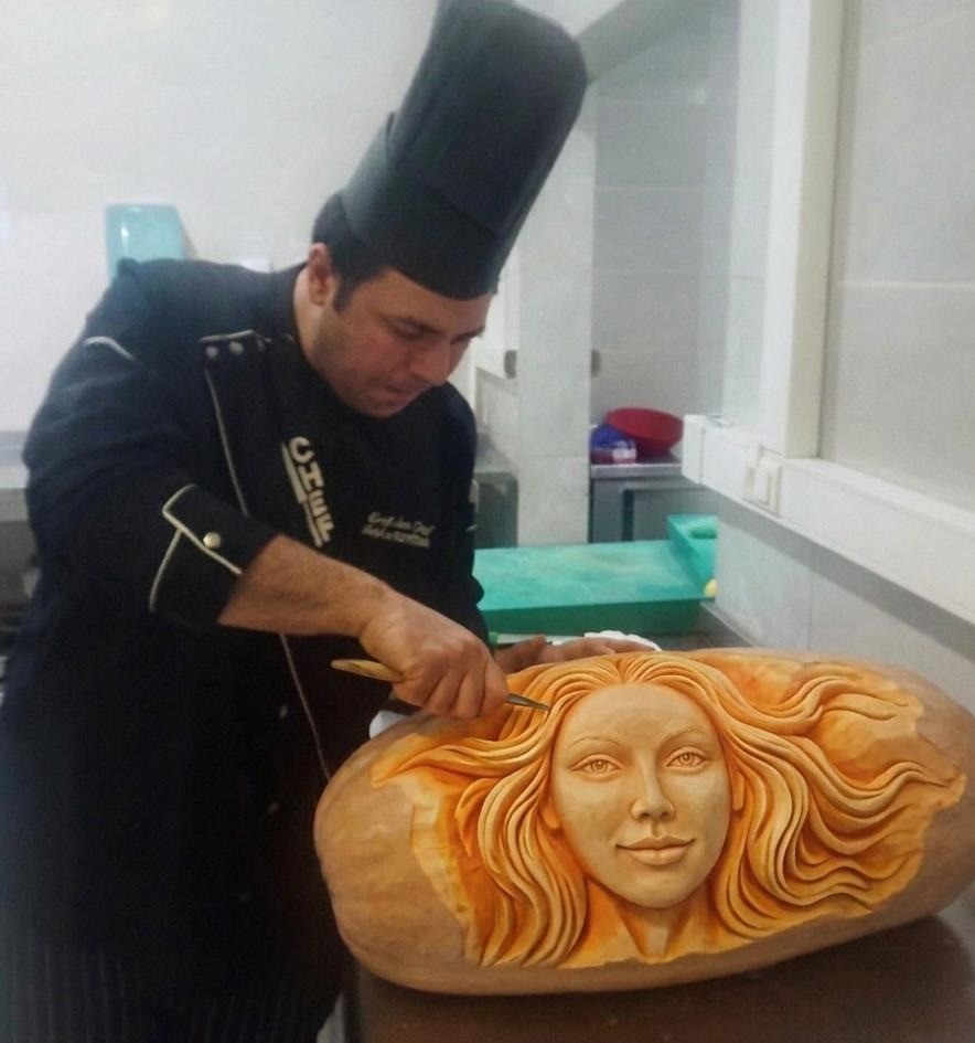 Karpuz ve bal kabağıyla mutfağı sanat atölyesine çeviriyor
