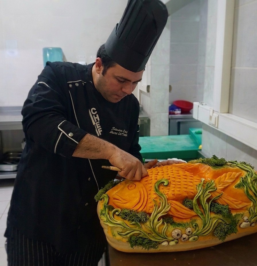 Karpuz ve bal kabağıyla mutfağı sanat atölyesine çeviriyor
