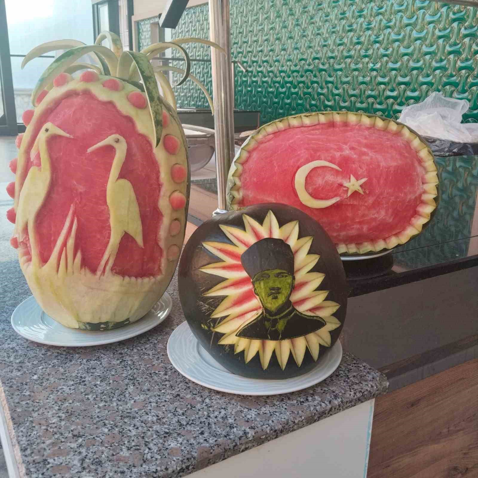 Karpuz ve bal kabağıyla mutfağı sanat atölyesine çeviriyor
