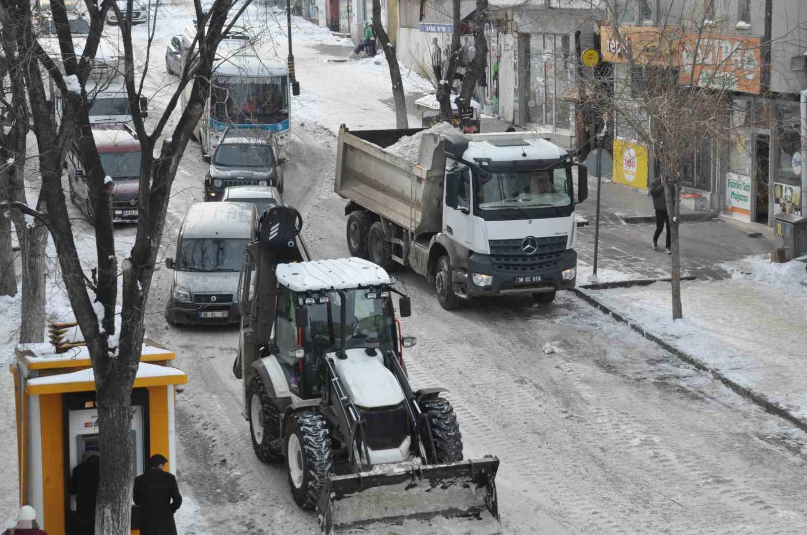 Kars Belediyesi’nden yoğun kar mesaisi: Caddeler temizleniyor
