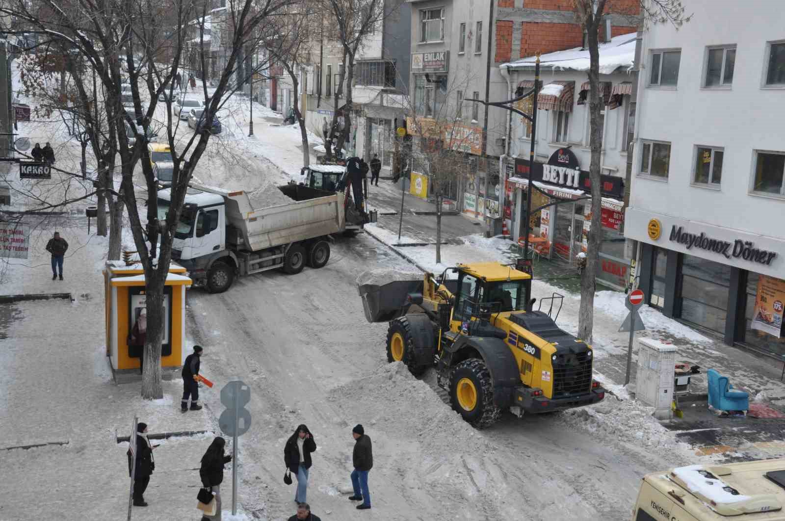 Kars Belediyesi’nden yoğun kar mesaisi: Caddeler temizleniyor
