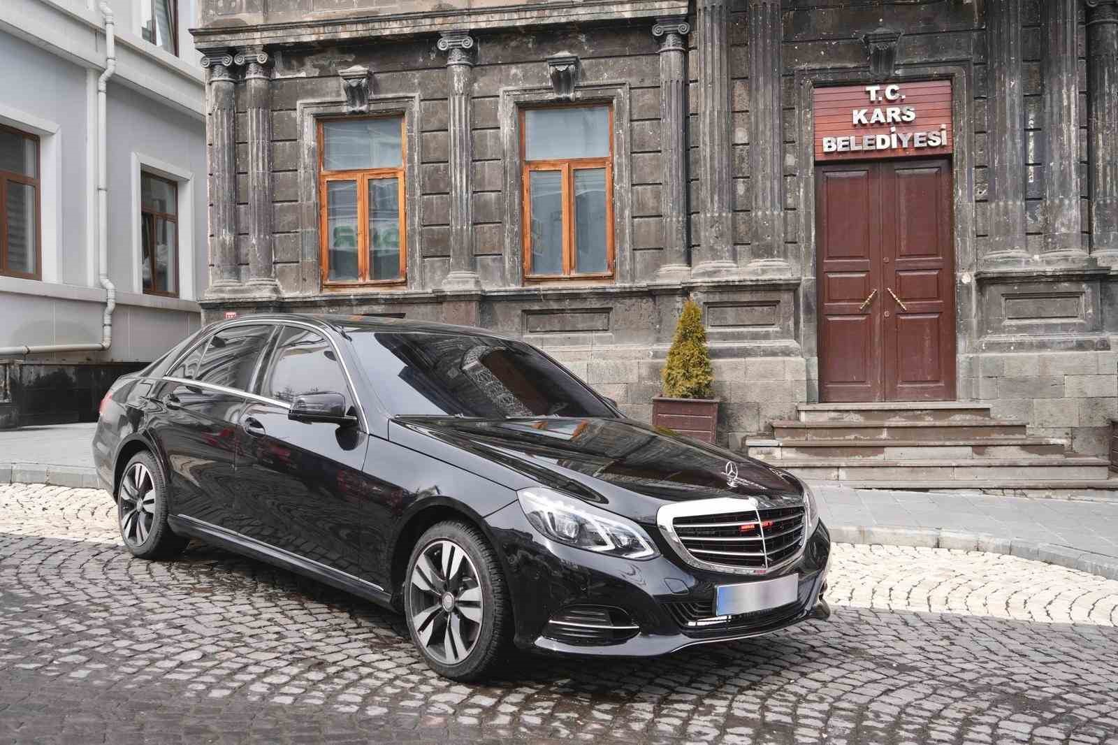 Kars Belediyesine Azerbaycan’dan anlamlı destek: Makam aracı hediye edildi
