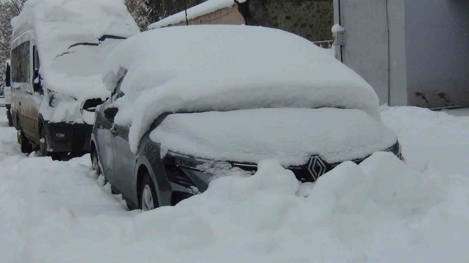 Kars beyaza hapsoldu: Yarım asırlık kar rekoru kırıldı

