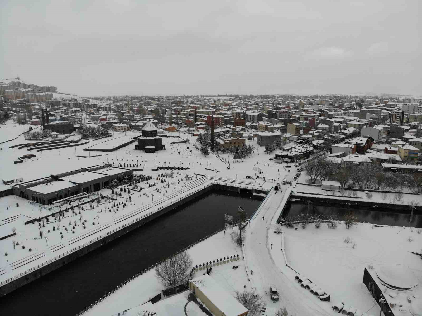 Kars beyaza hapsoldu: Yarım asırlık kar rekoru kırıldı
