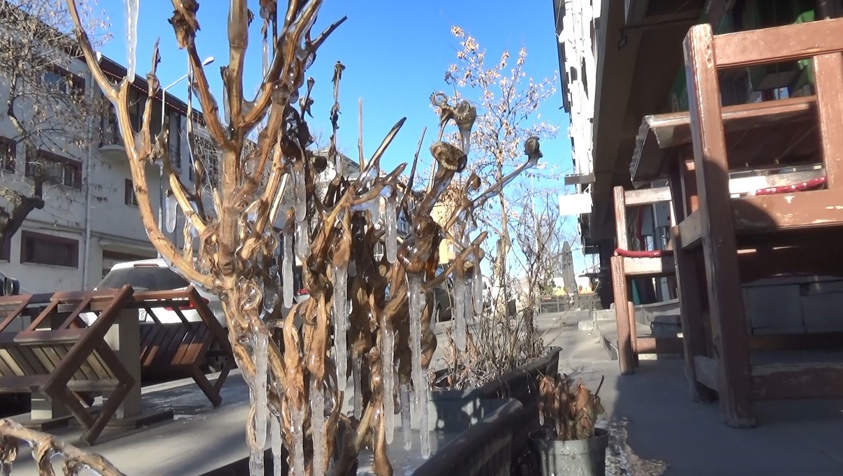 Kars buz tuttu: Termometreler eksi 28’i gösterdi
