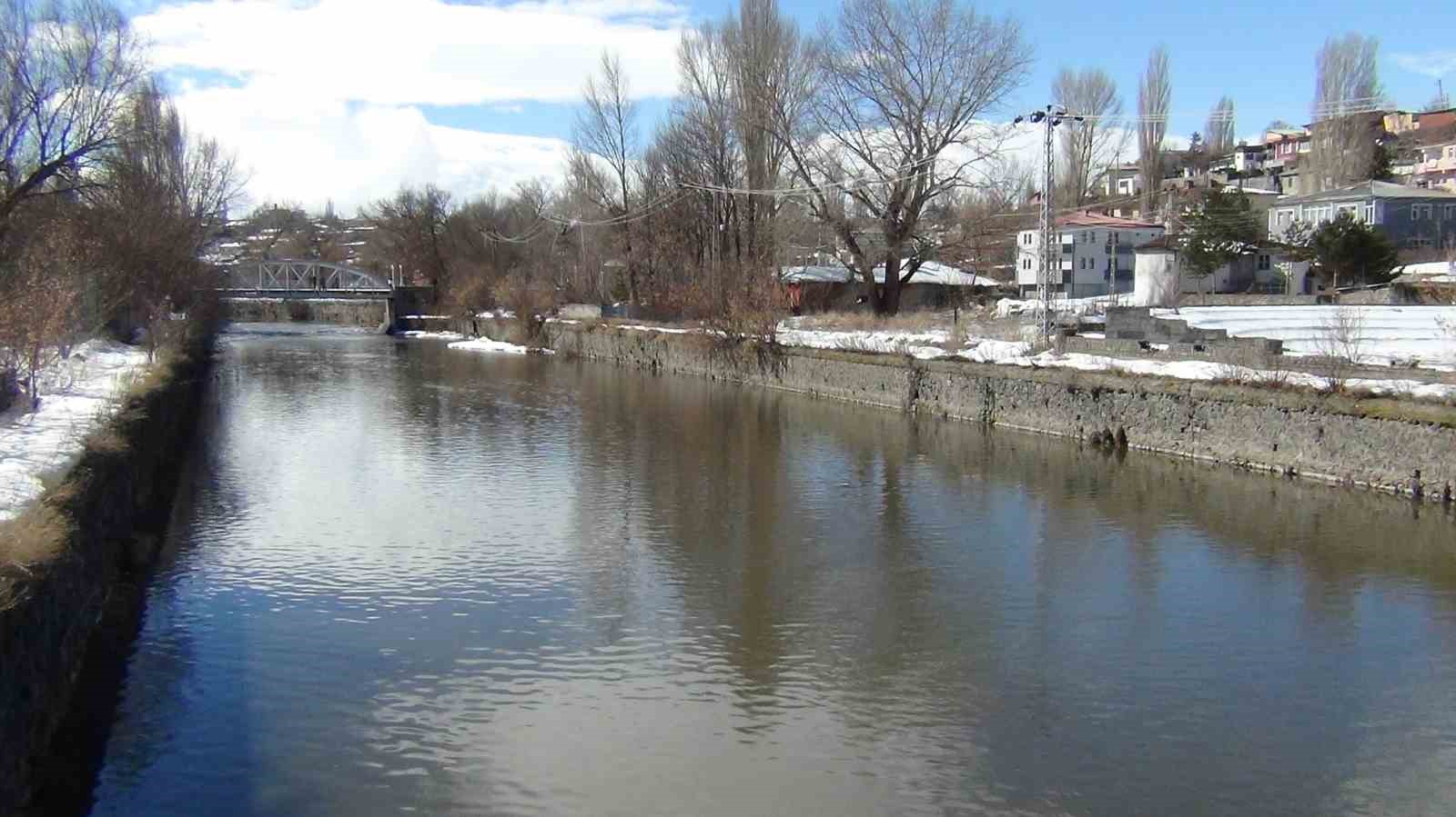 Kars Çayı’nda erken bahar: Zemheri beklenirken buzlar çözüldü
