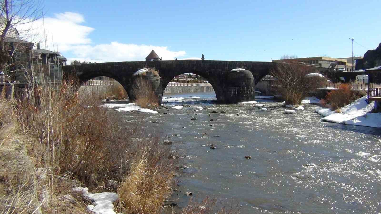 Kars Çayı’nda erken bahar: Zemheri beklenirken buzlar çözüldü
