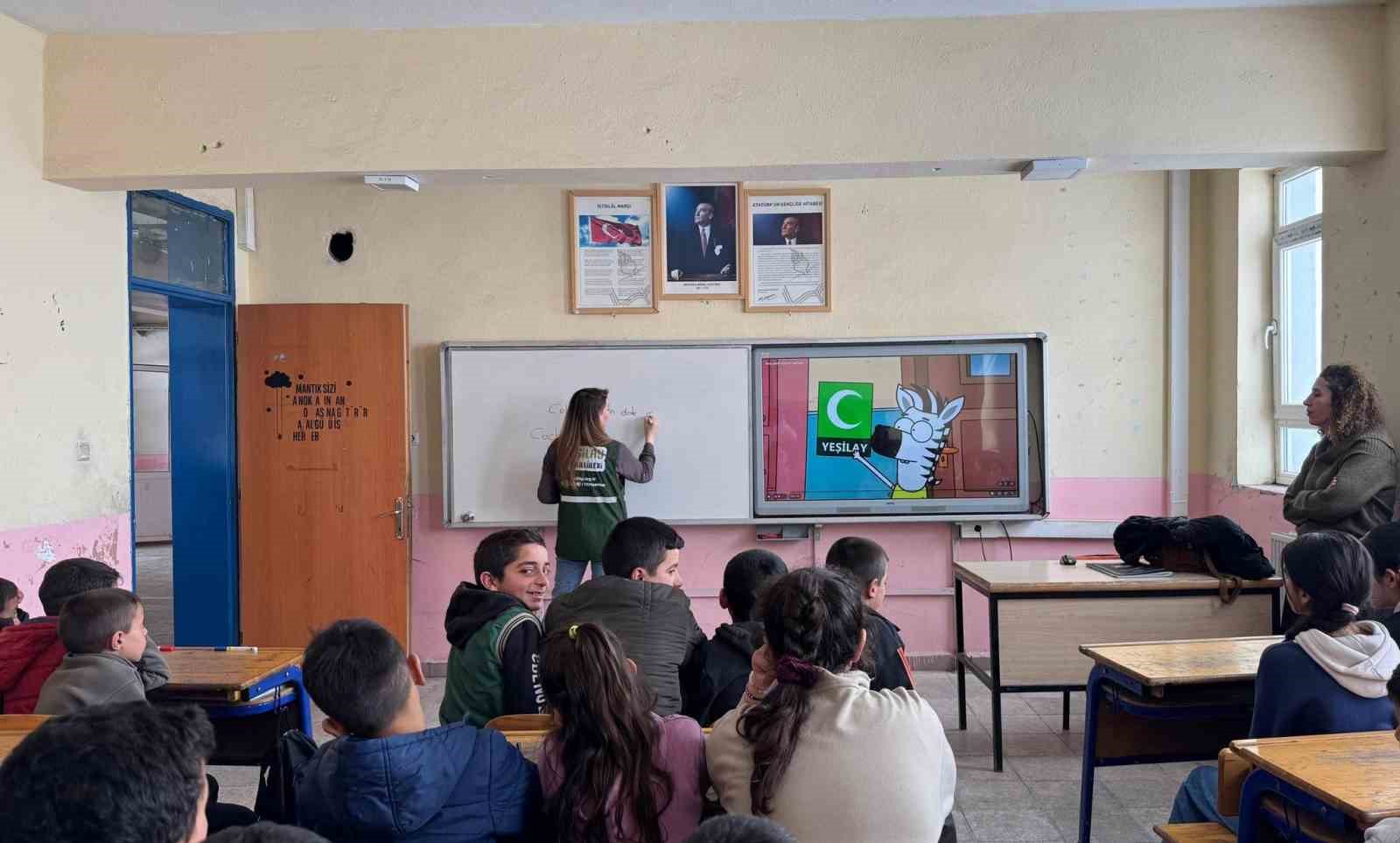 Kars Çerme Ortaokulu öğrencilerine bağımlılıkla mücadele eğitimi verildi
