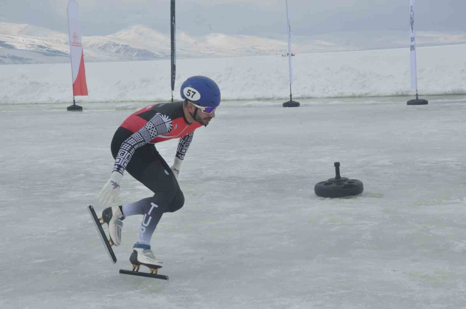 Kars Çıldır Gölü’nde buz üstünde muhteşem şölen
