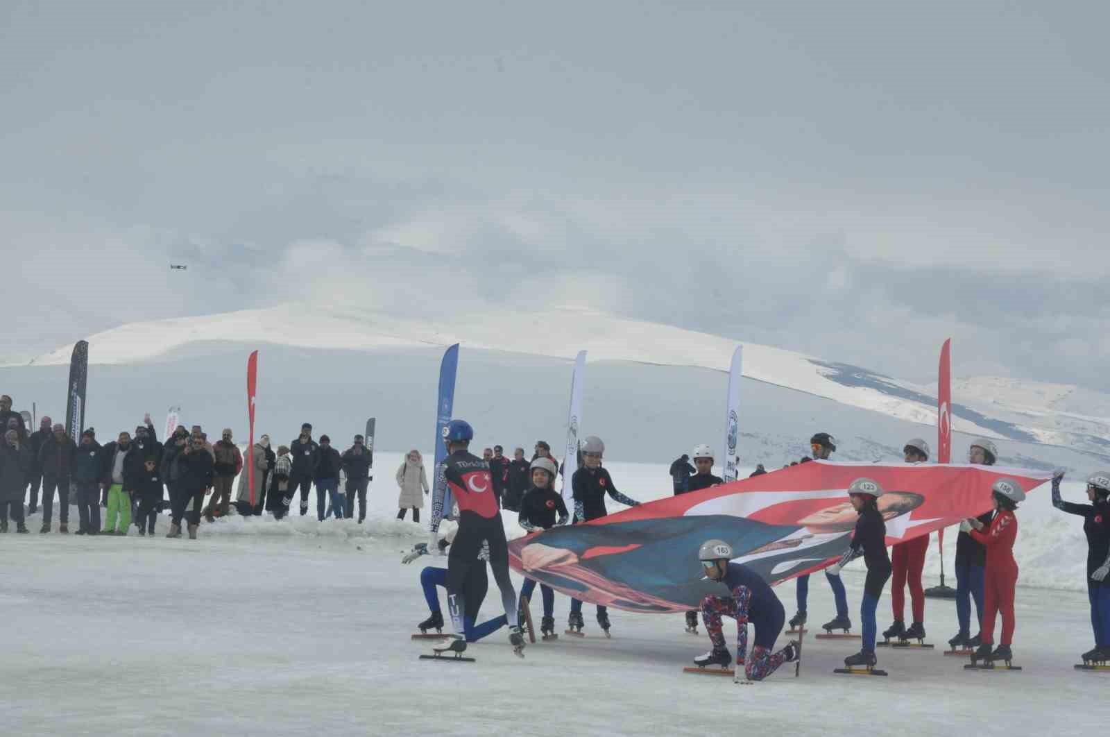 Kars Çıldır Gölü’nde buz üstünde muhteşem şölen
