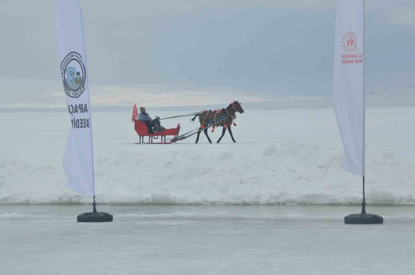 Kars Çıldır Gölü’nde buz üstünde muhteşem şölen
