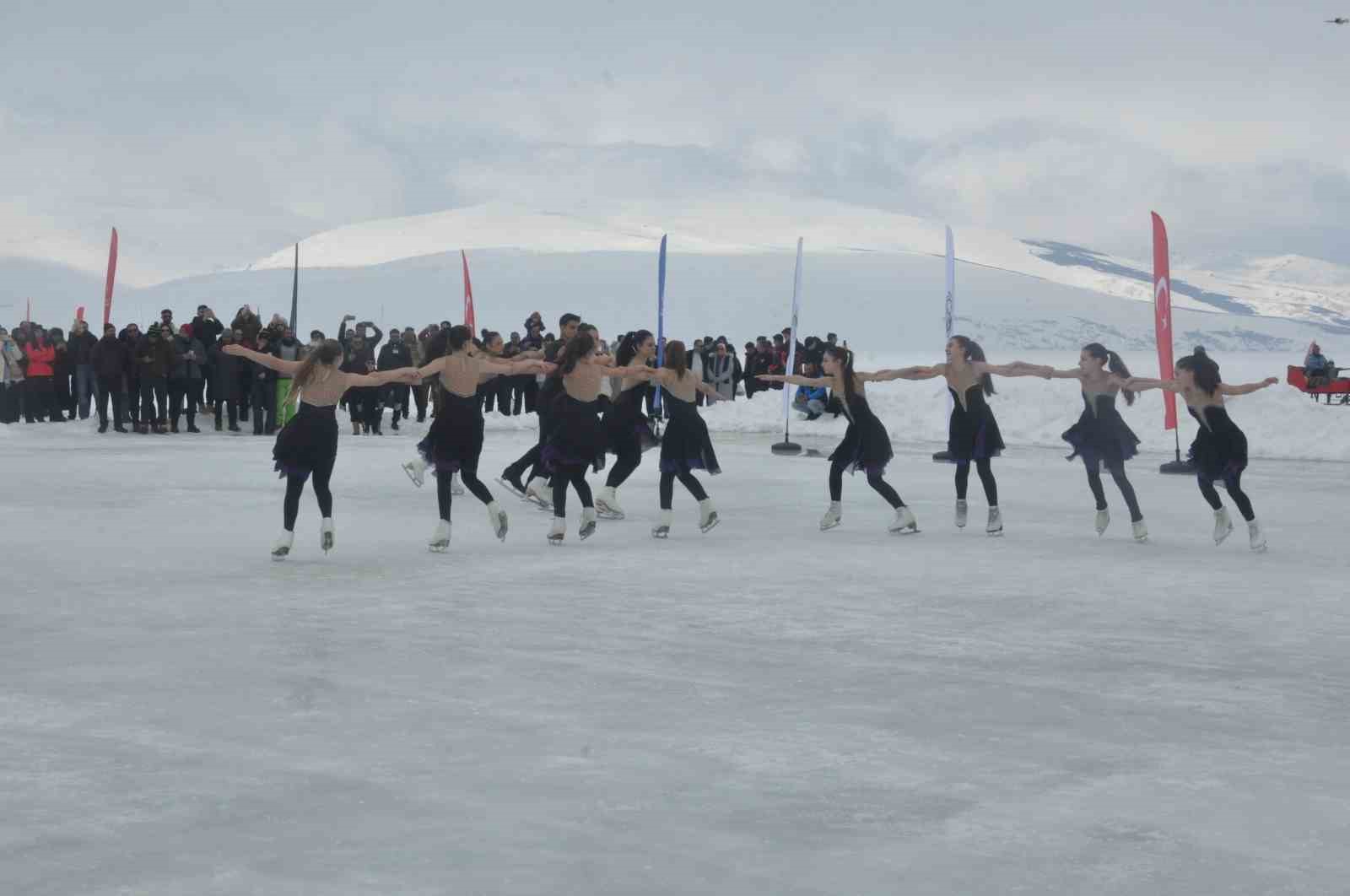 Kars Çıldır Gölü’nde buz üstünde muhteşem şölen
