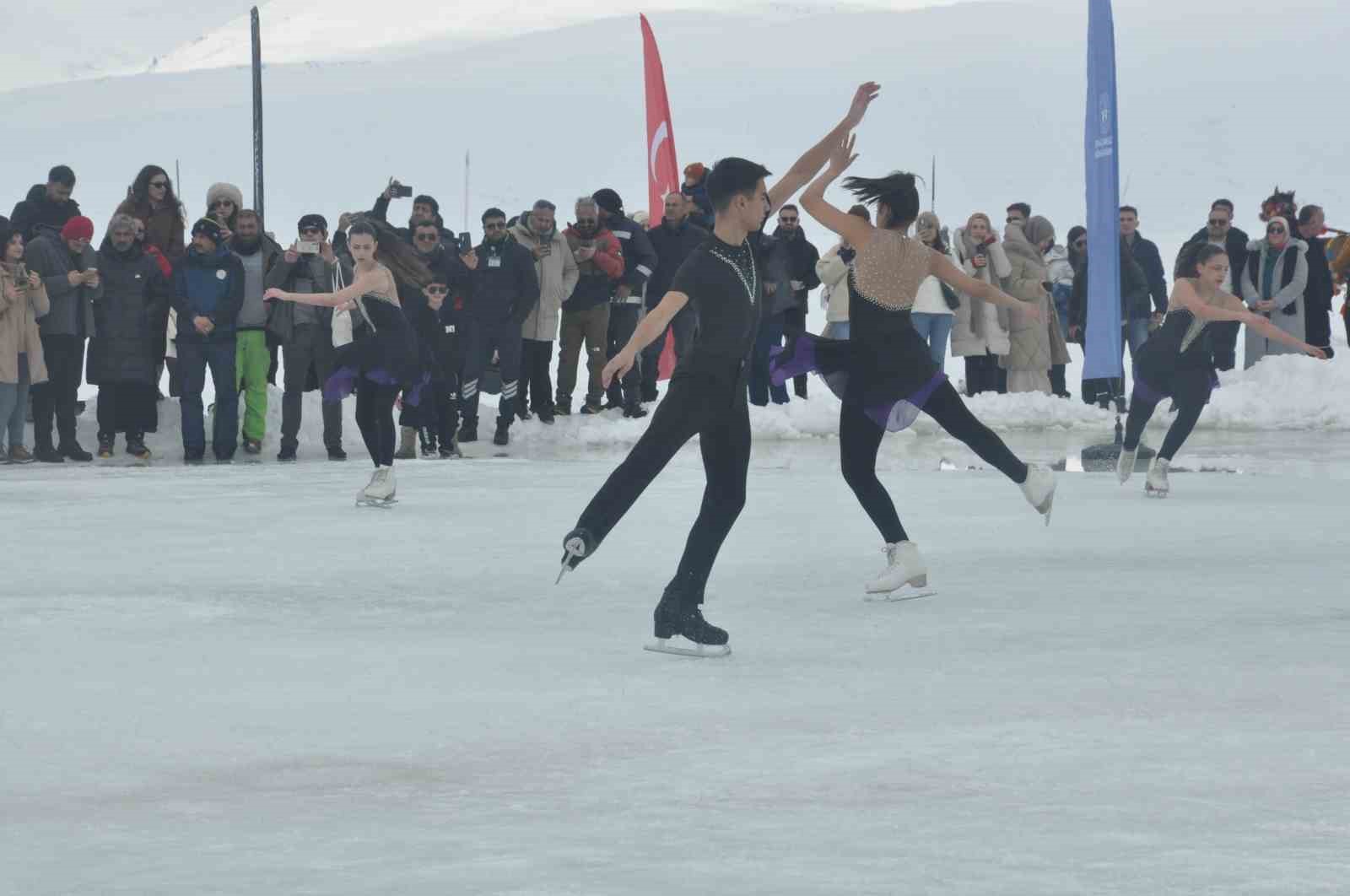 Kars Çıldır Gölü’nde buz üstünde muhteşem şölen
